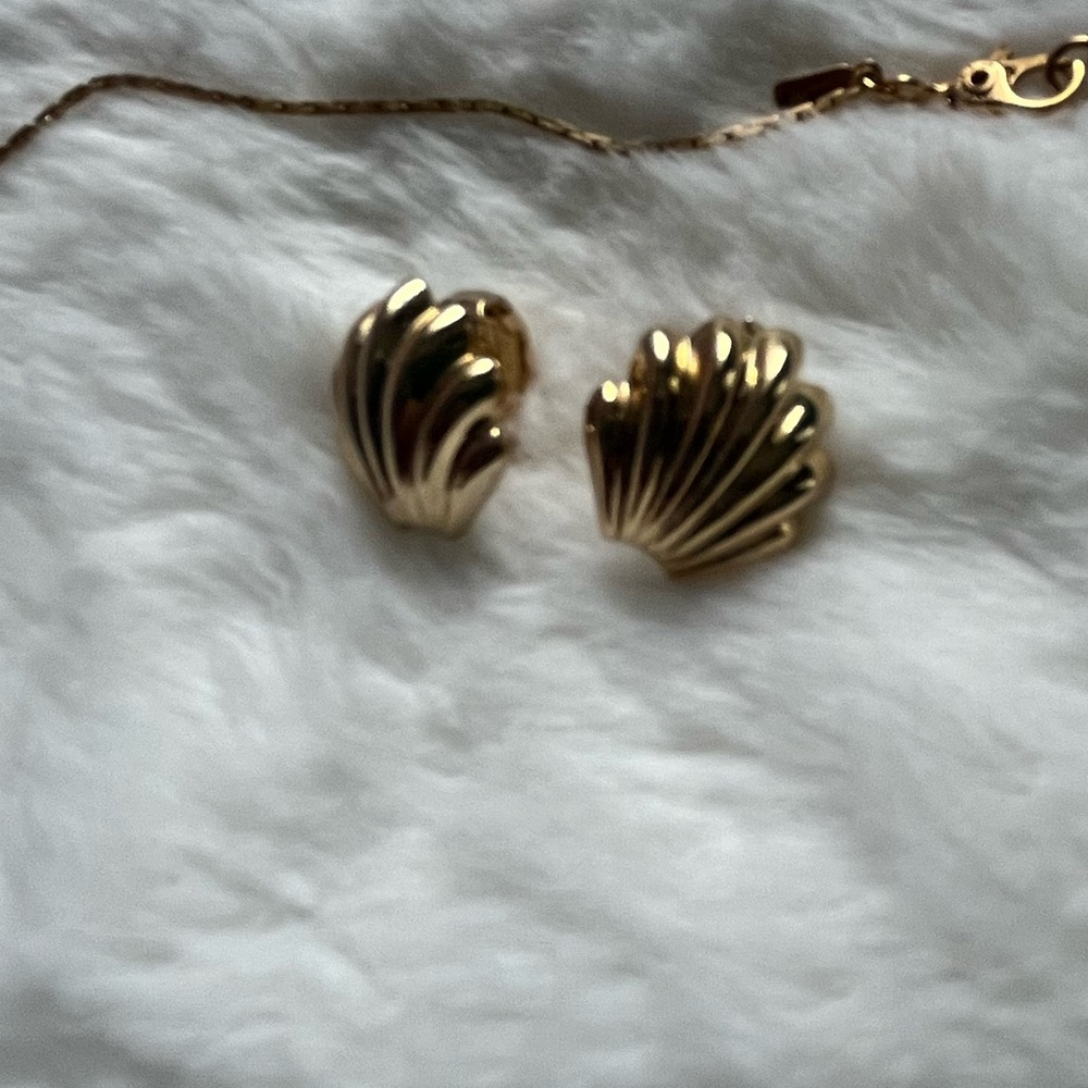 Vintage Monet Clam Gold plate Set necklace and Earrings Clip Ons - Picture 4 of 6